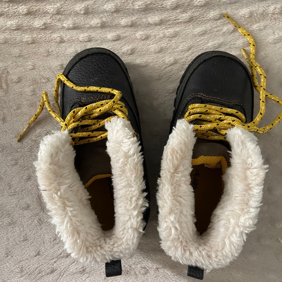Boys Carter’s winter boots - Picture 6 of 7